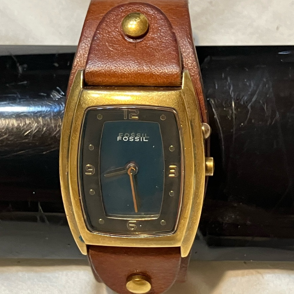 Leather Fossil Watch UNIVERSAL